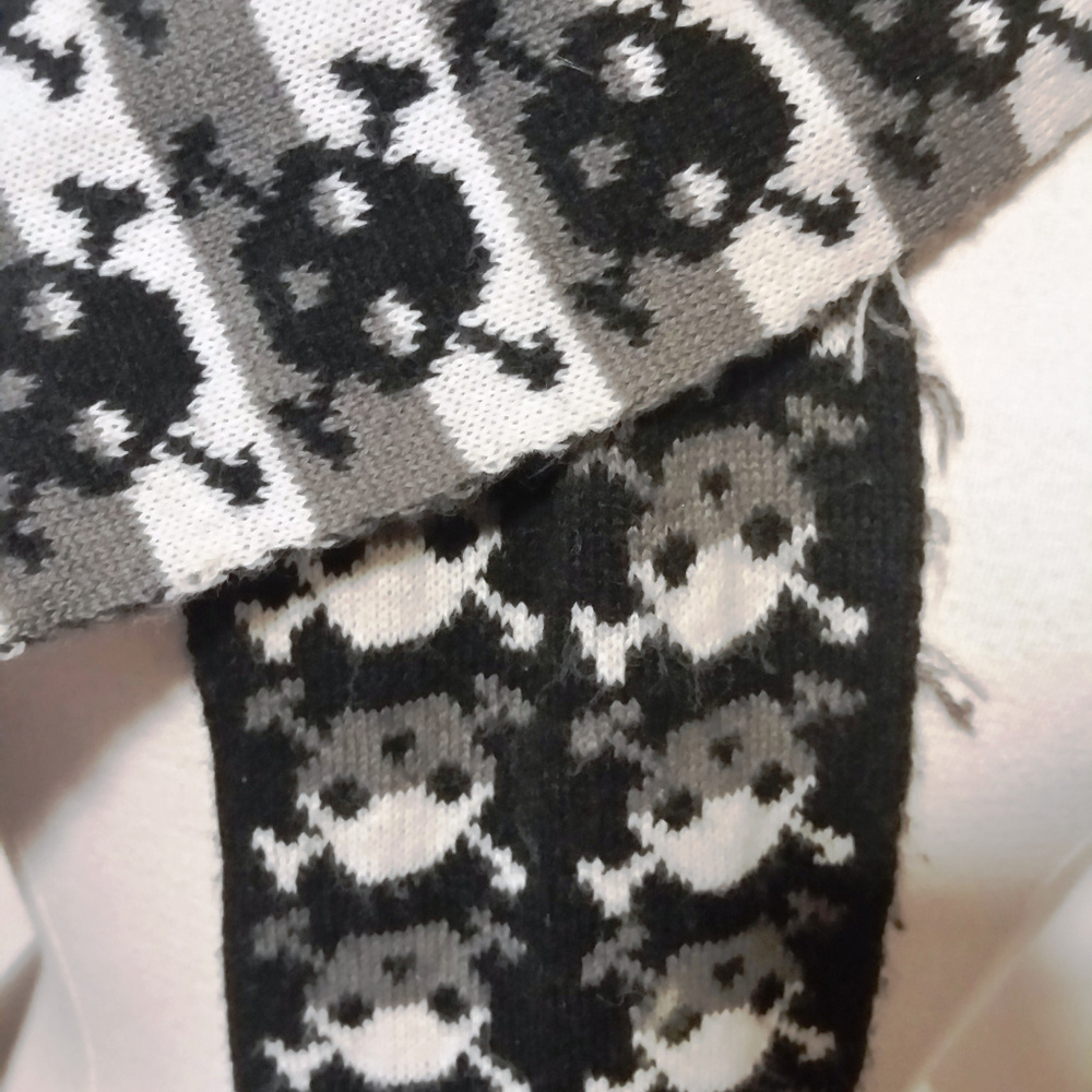 Long 2-Sided Knit Scarf with Skulls - Grunge